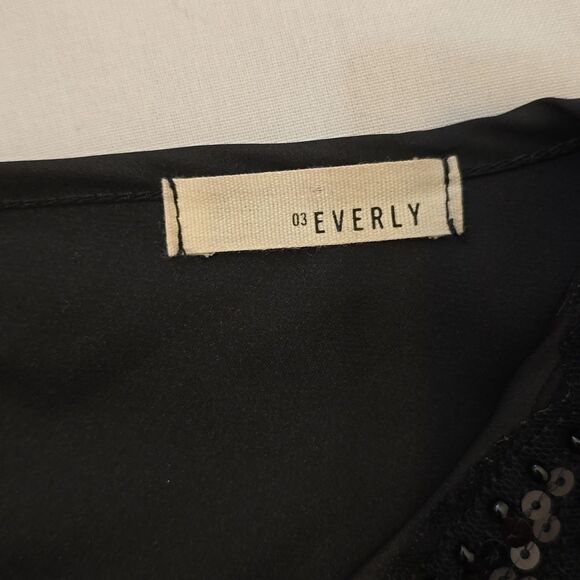 Everly dress size small. - Picture 8 of 9